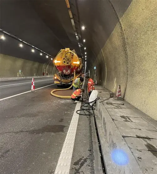 北镇隧道排水渠清淤